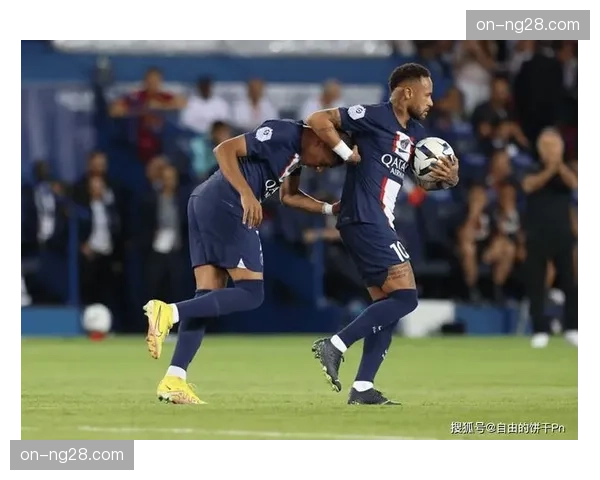 巴黎圣日耳曼赛前训练开放，恩里克试验无姆巴佩的4-2-3-1阵型