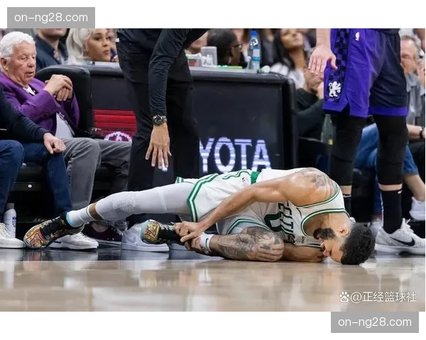 凯尔特人官方更新：塔图姆脚踝扭伤，预计缺席常规赛剩余比赛